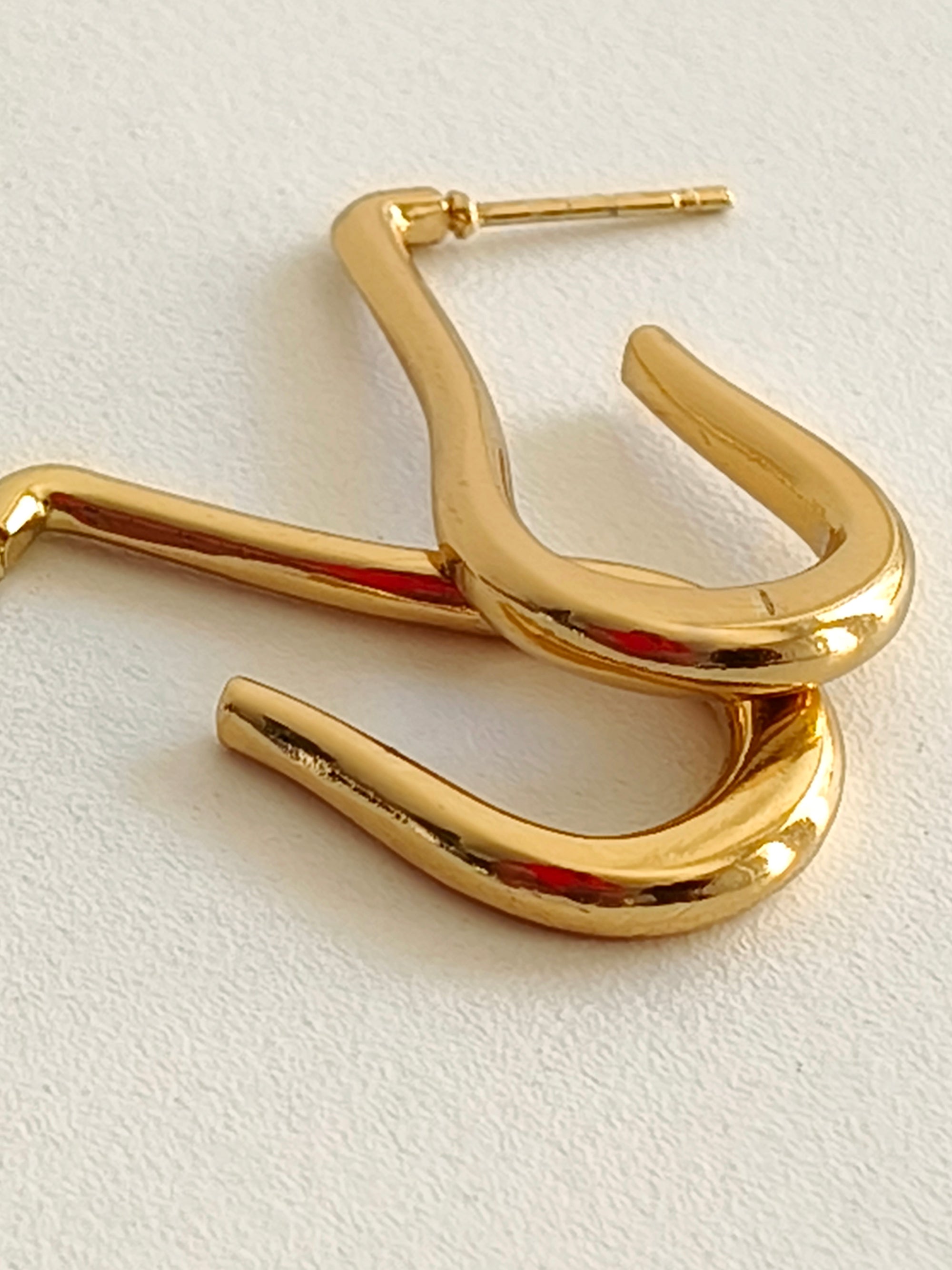 Brincos Dourados com Design de Elos Orgânicos
