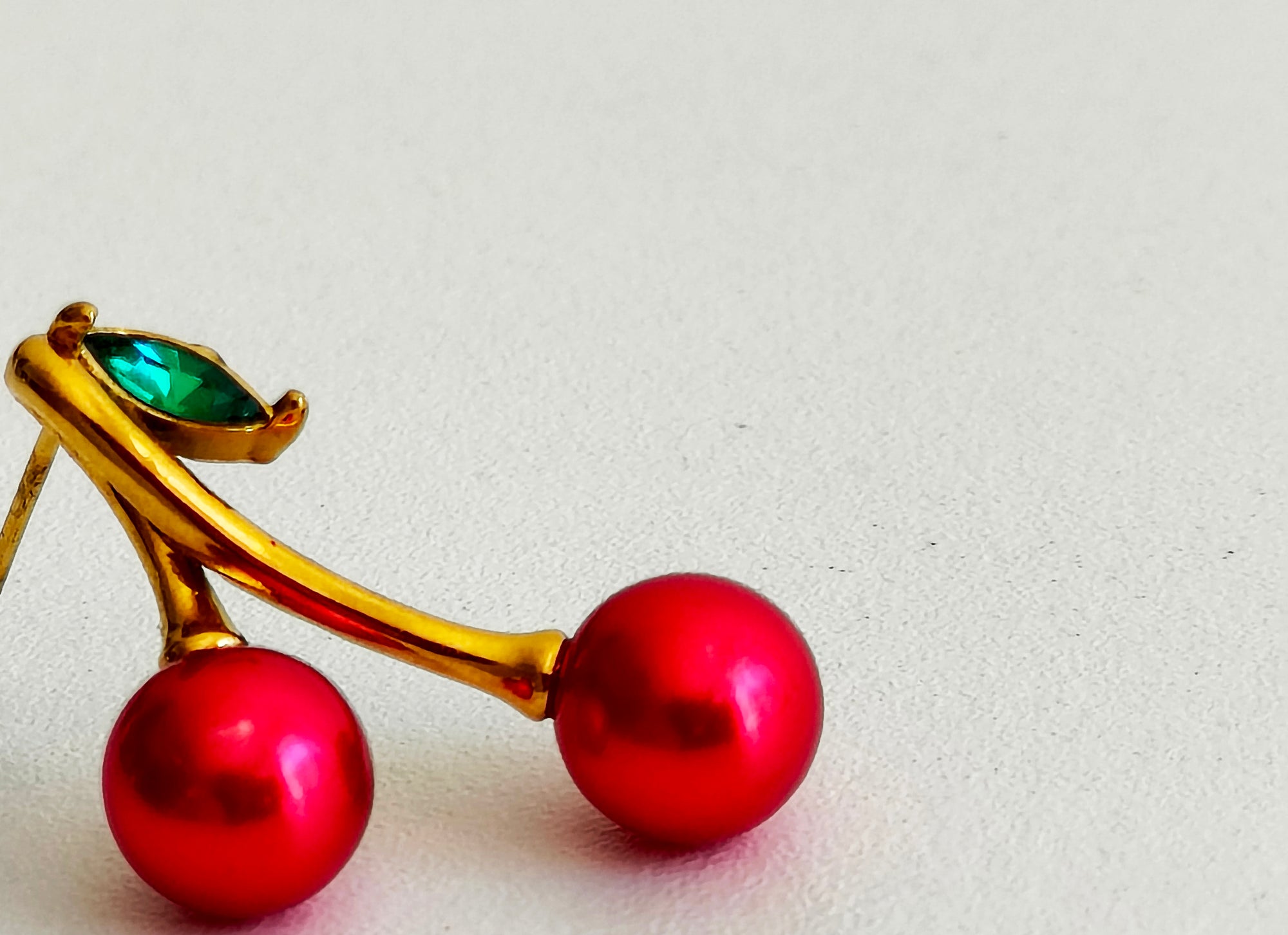 Brincos Cereja Glam: Doçura e Elegância em Destaque