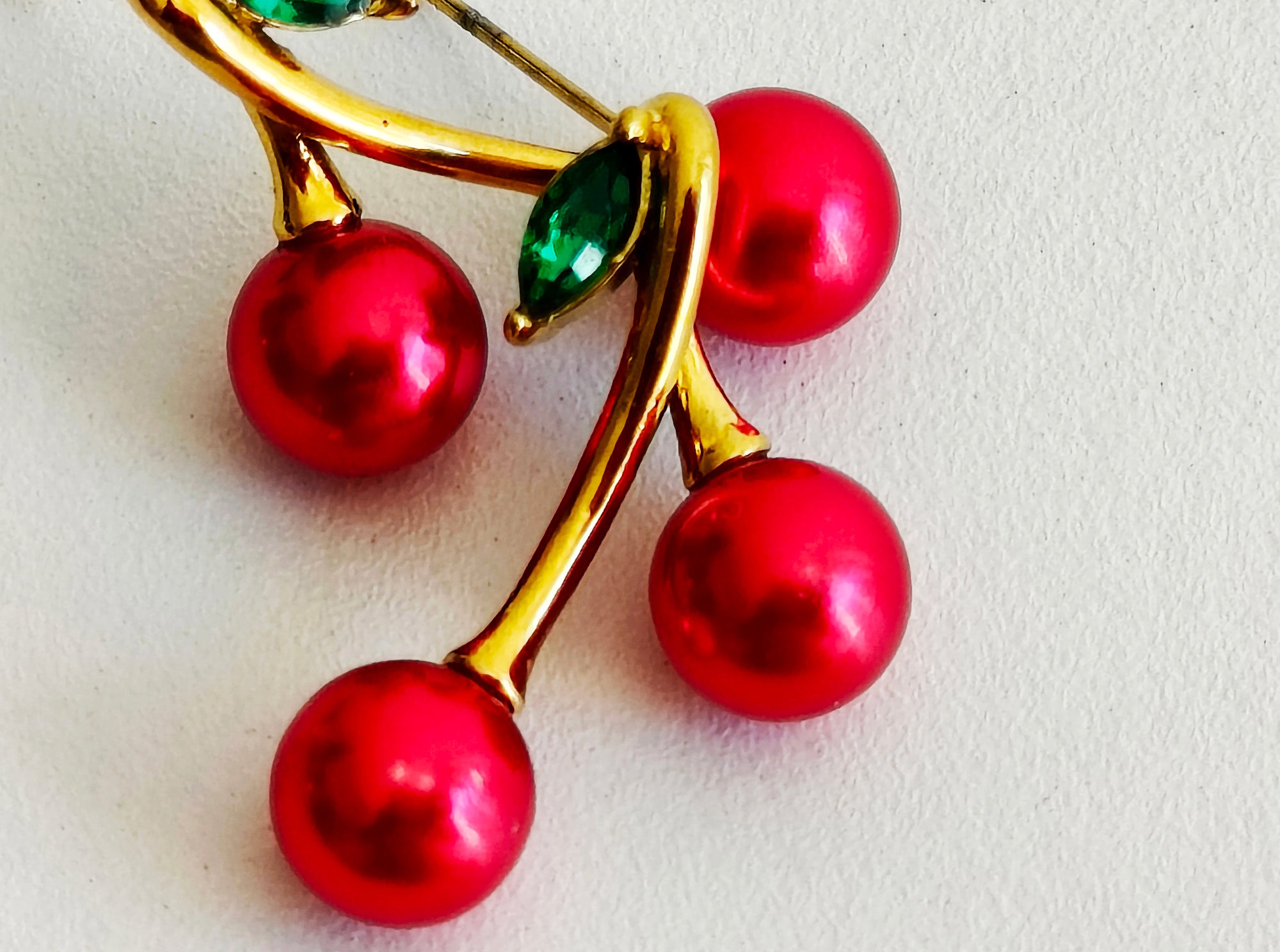 Brincos Cereja Glam: Doçura e Elegância em Destaque