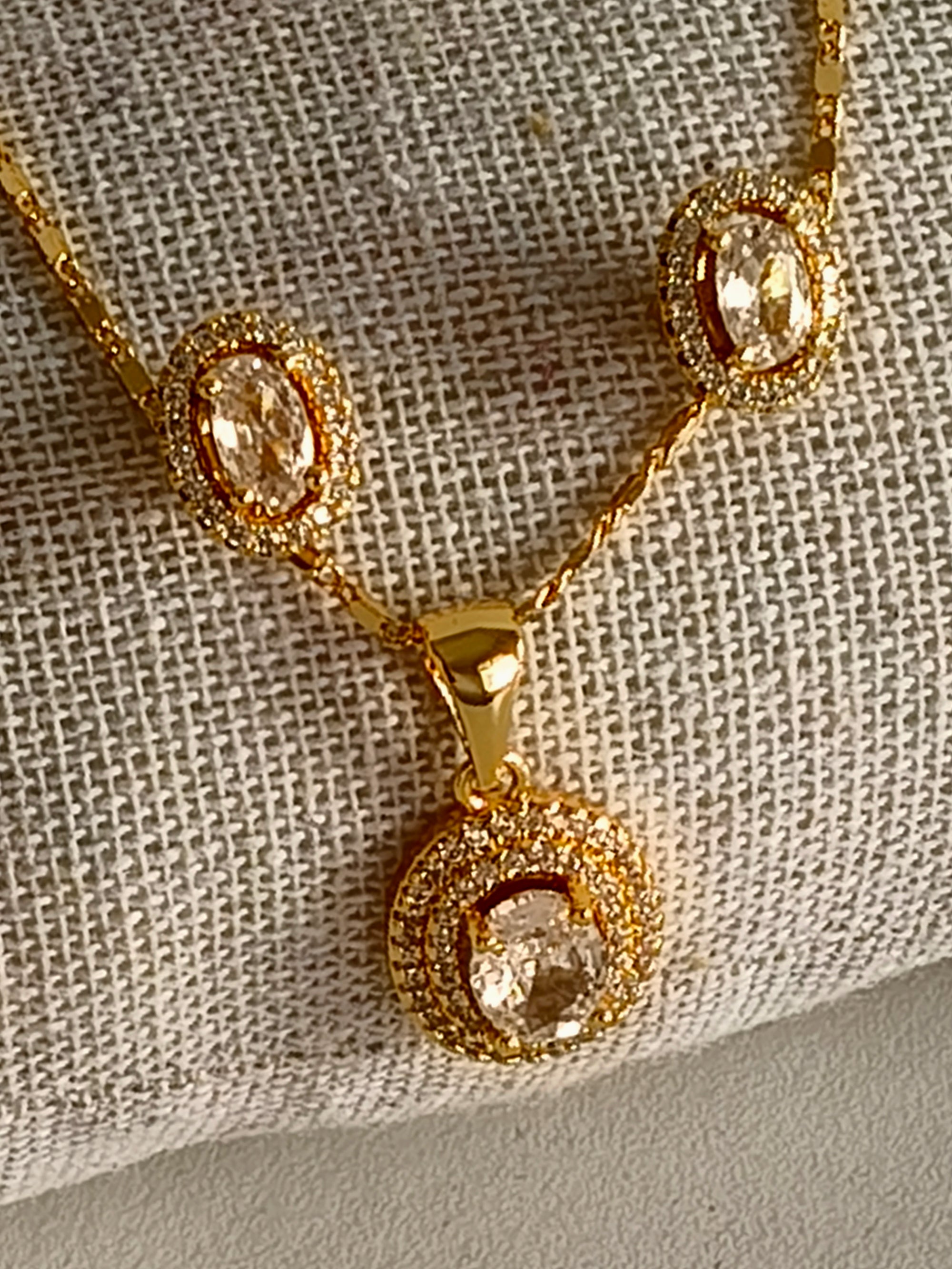 Conjunto Dourado com Zircônias Halo