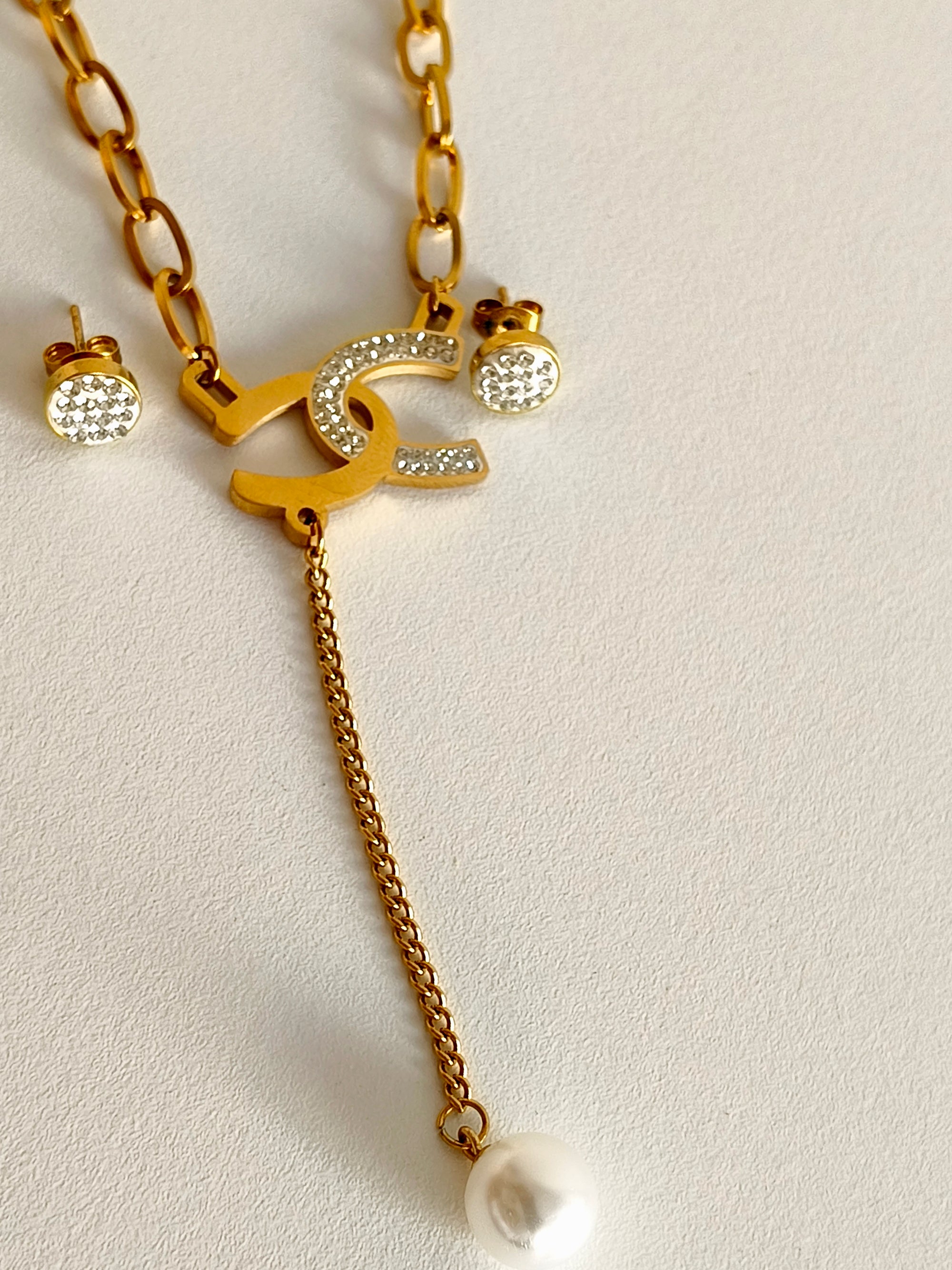 Conjunto Dourado Monograma com Pérola e Brilho