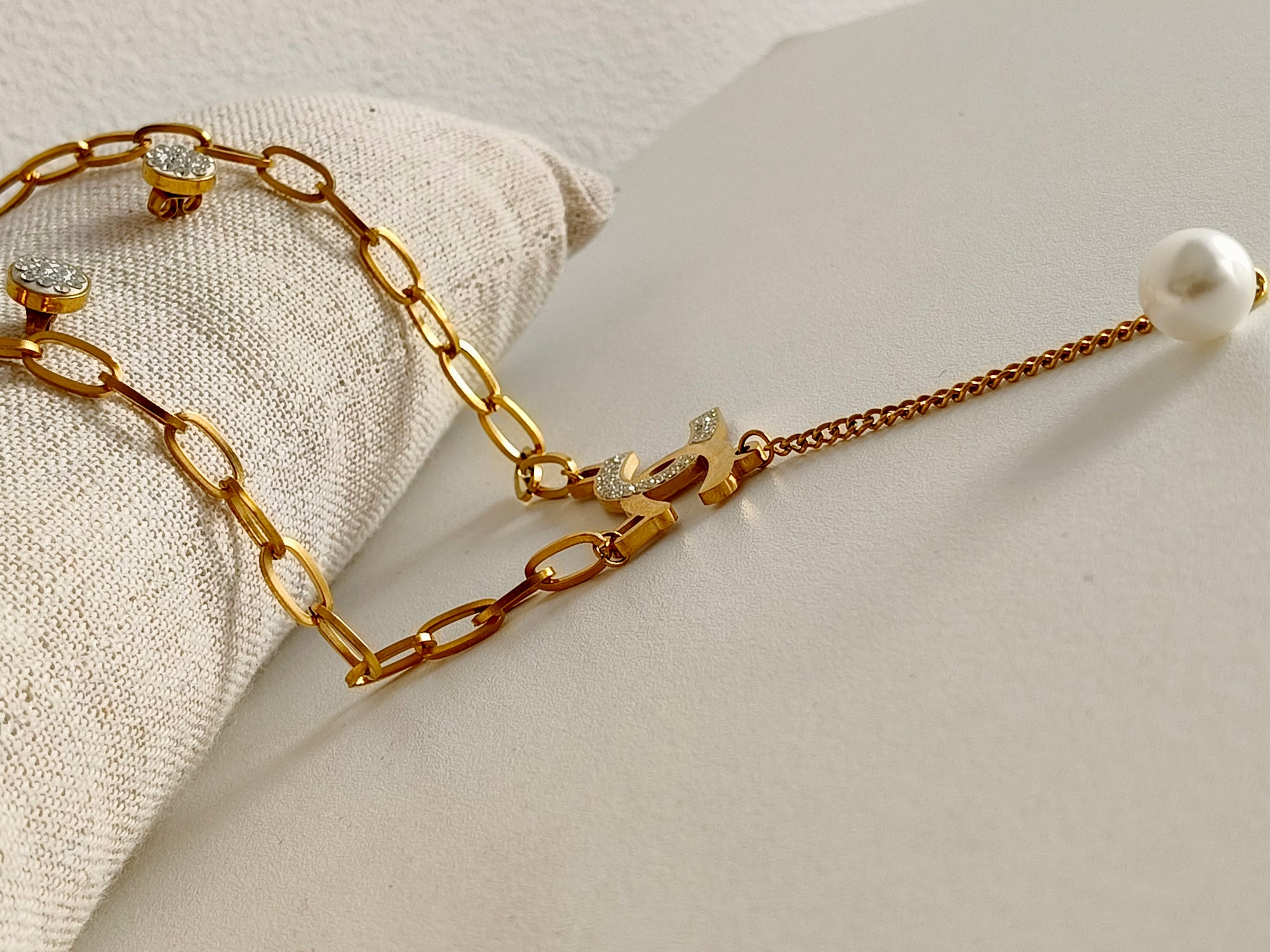 Conjunto Dourado Monograma com Pérola e Brilho