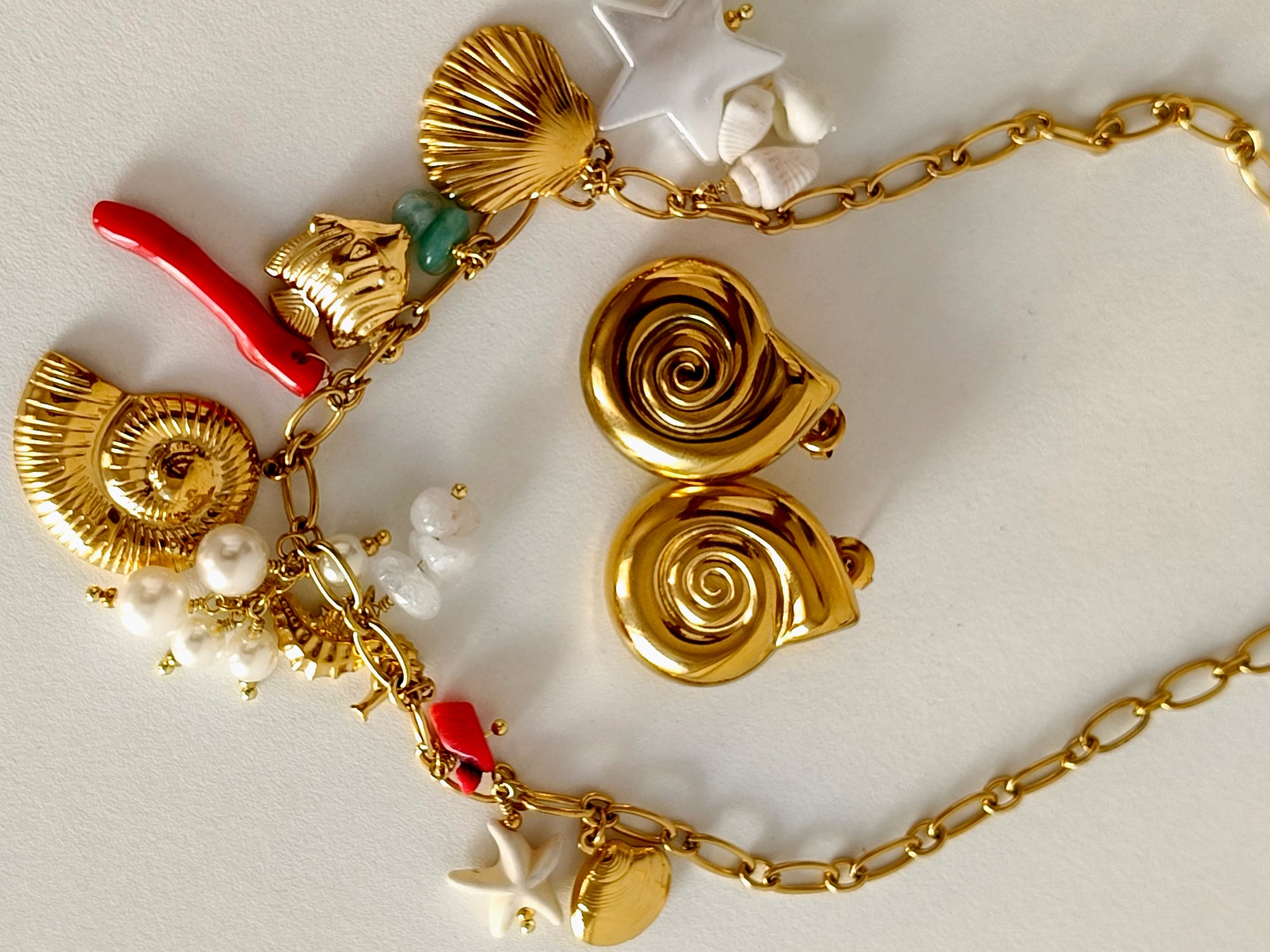 Conjunto Dourado Oceânico de Charms e Conchas