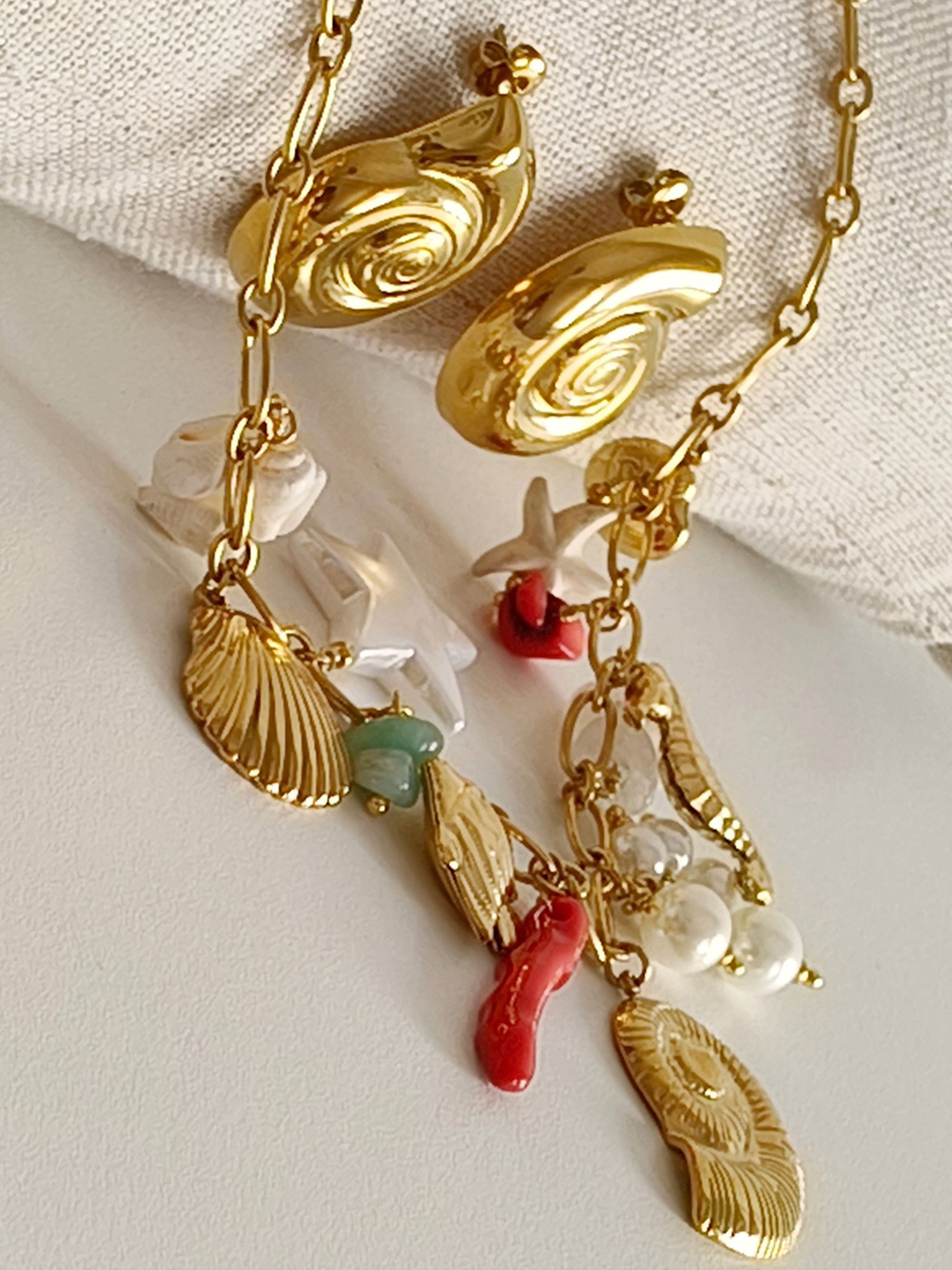 Conjunto Dourado Oceânico de Charms e Conchas