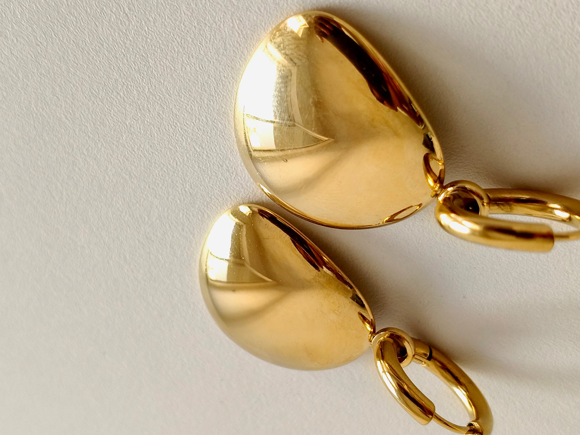 Brinco Dourado com Acabamento Polido – Sofisticação e Brilho