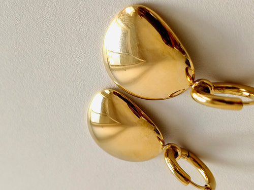 Brinco Dourado com Acabamento Polido – Sofisticação e Brilho