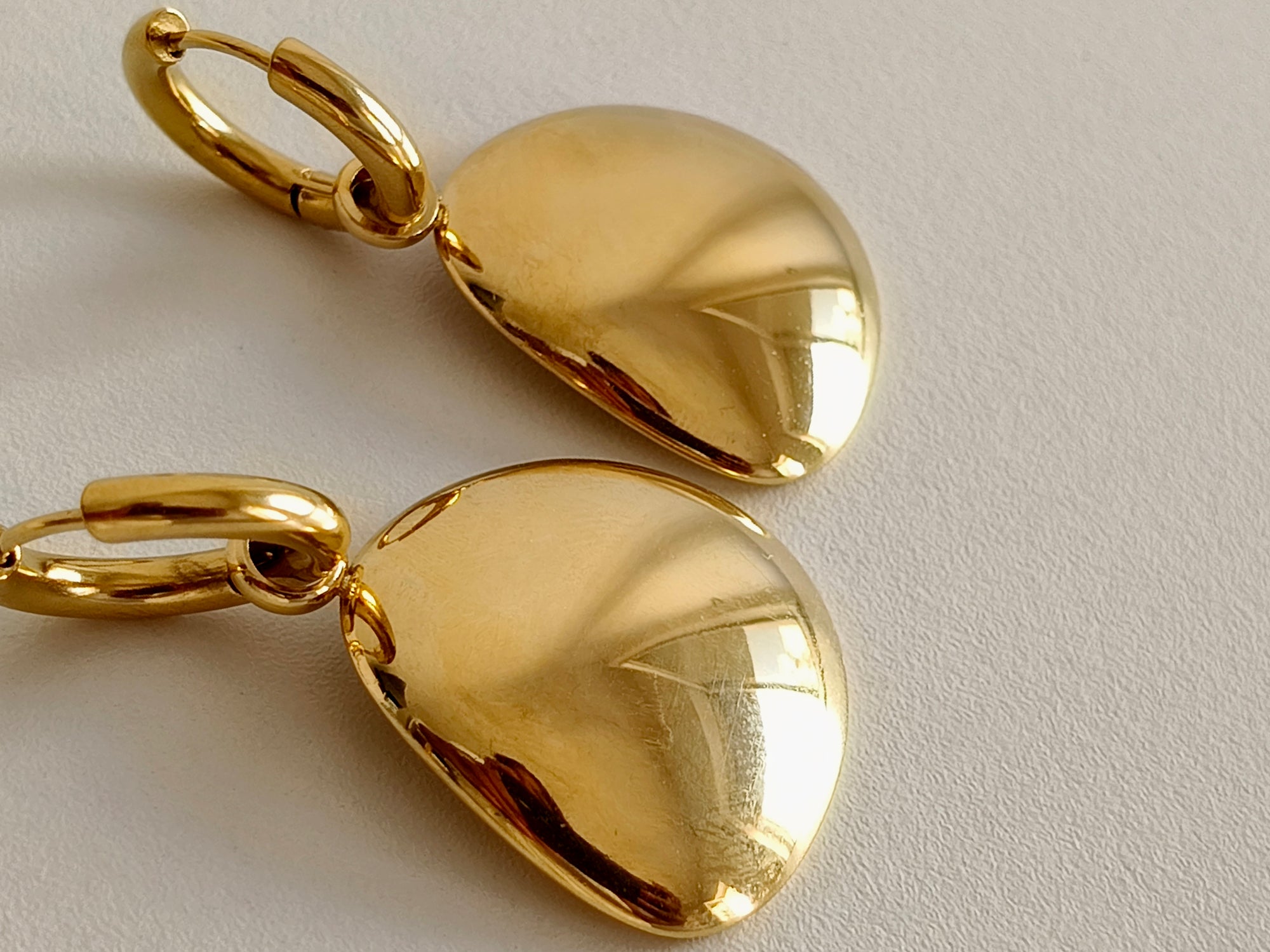 Brinco Dourado com Acabamento Polido – Sofisticação e Brilho