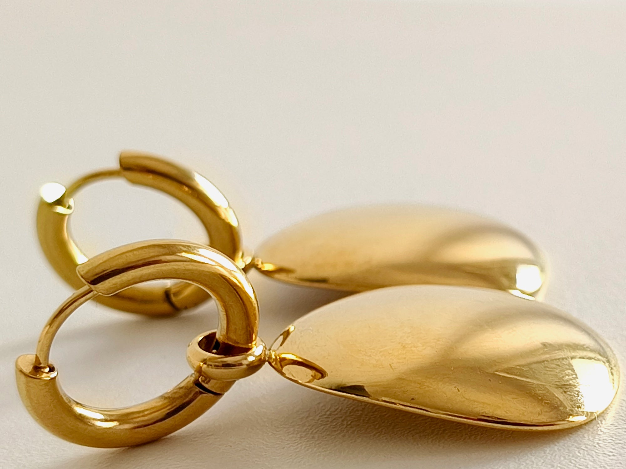 Brinco Dourado com Acabamento Polido – Sofisticação e Brilho