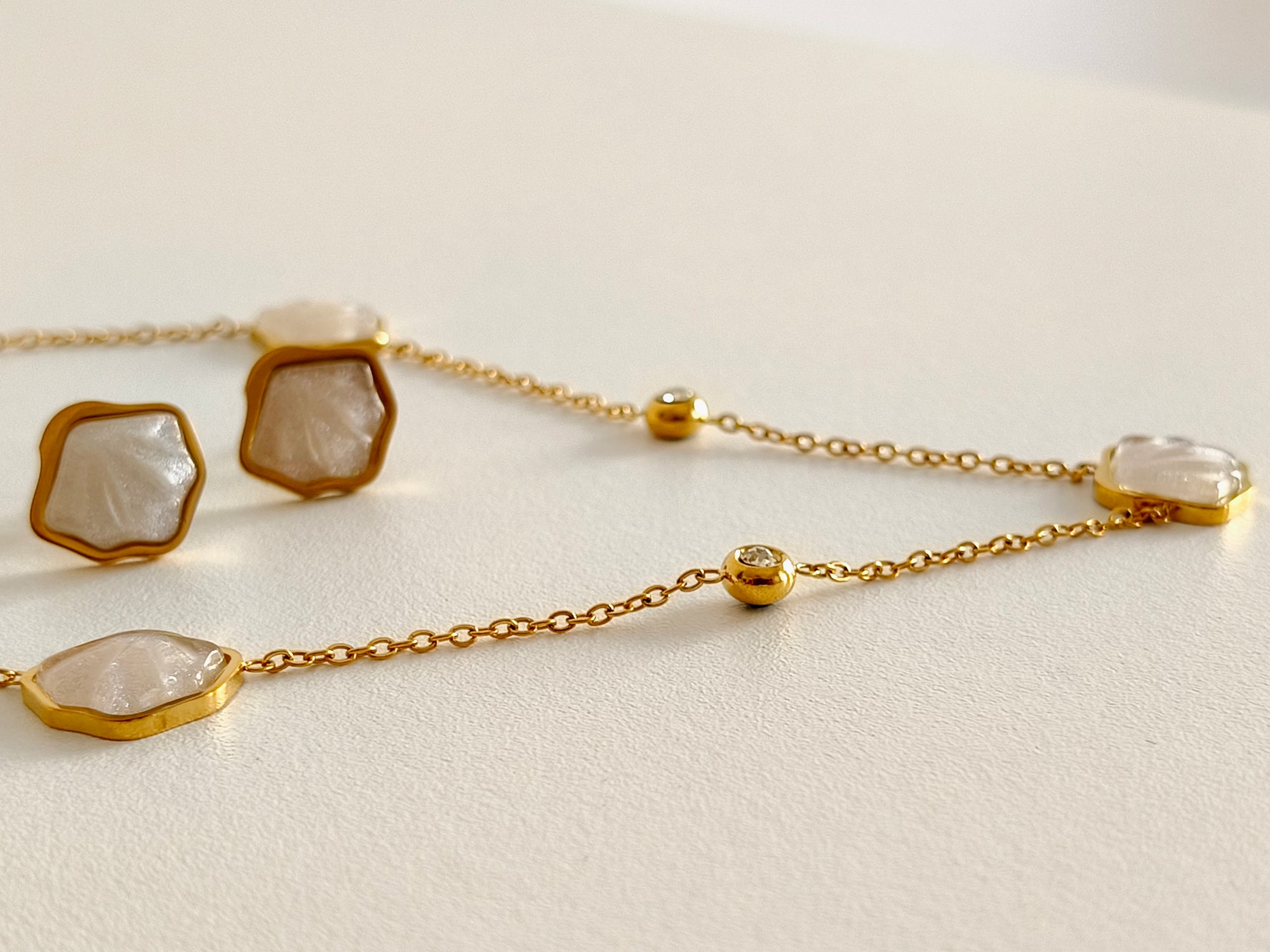 Colar Dourado com Detalhes em Madrepérola – Sofisticação Natural