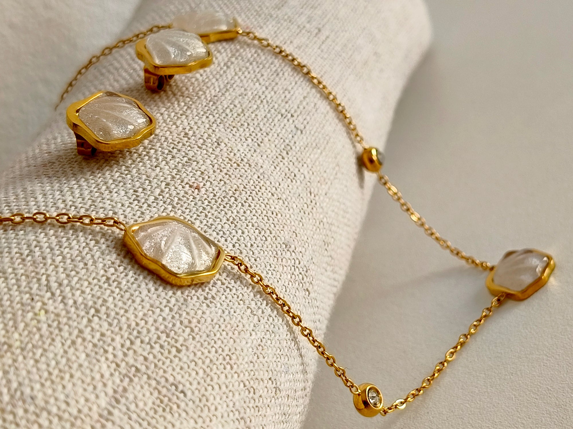Colar Dourado com Detalhes em Madrepérola – Sofisticação Natural