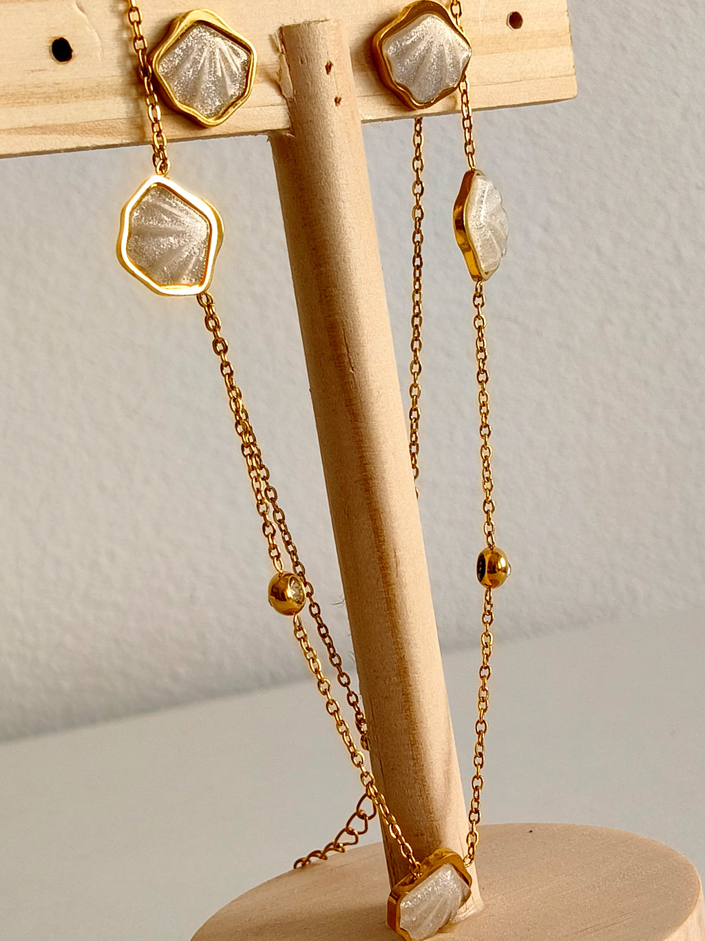 Colar Dourado com Detalhes em Madrepérola – Sofisticação Natural