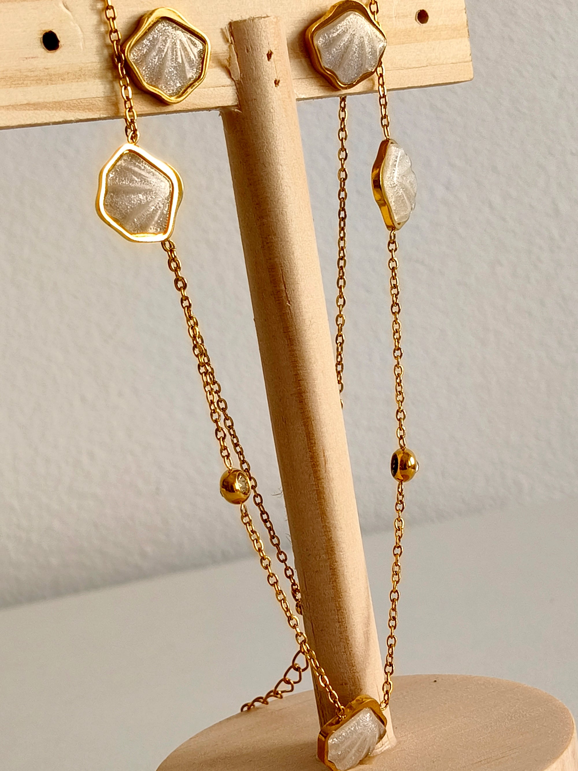Colar Dourado com Detalhes em Madrepérola – Sofisticação Natural