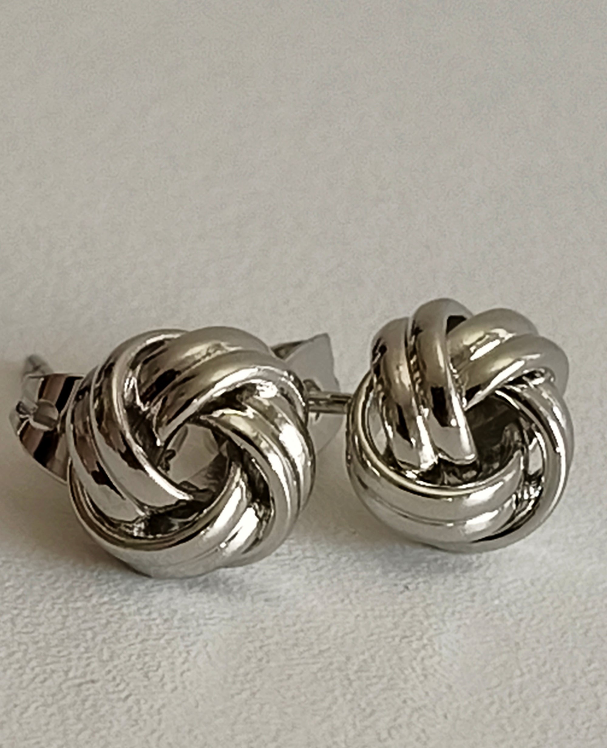 Brincos de Nó Infinito Prateados