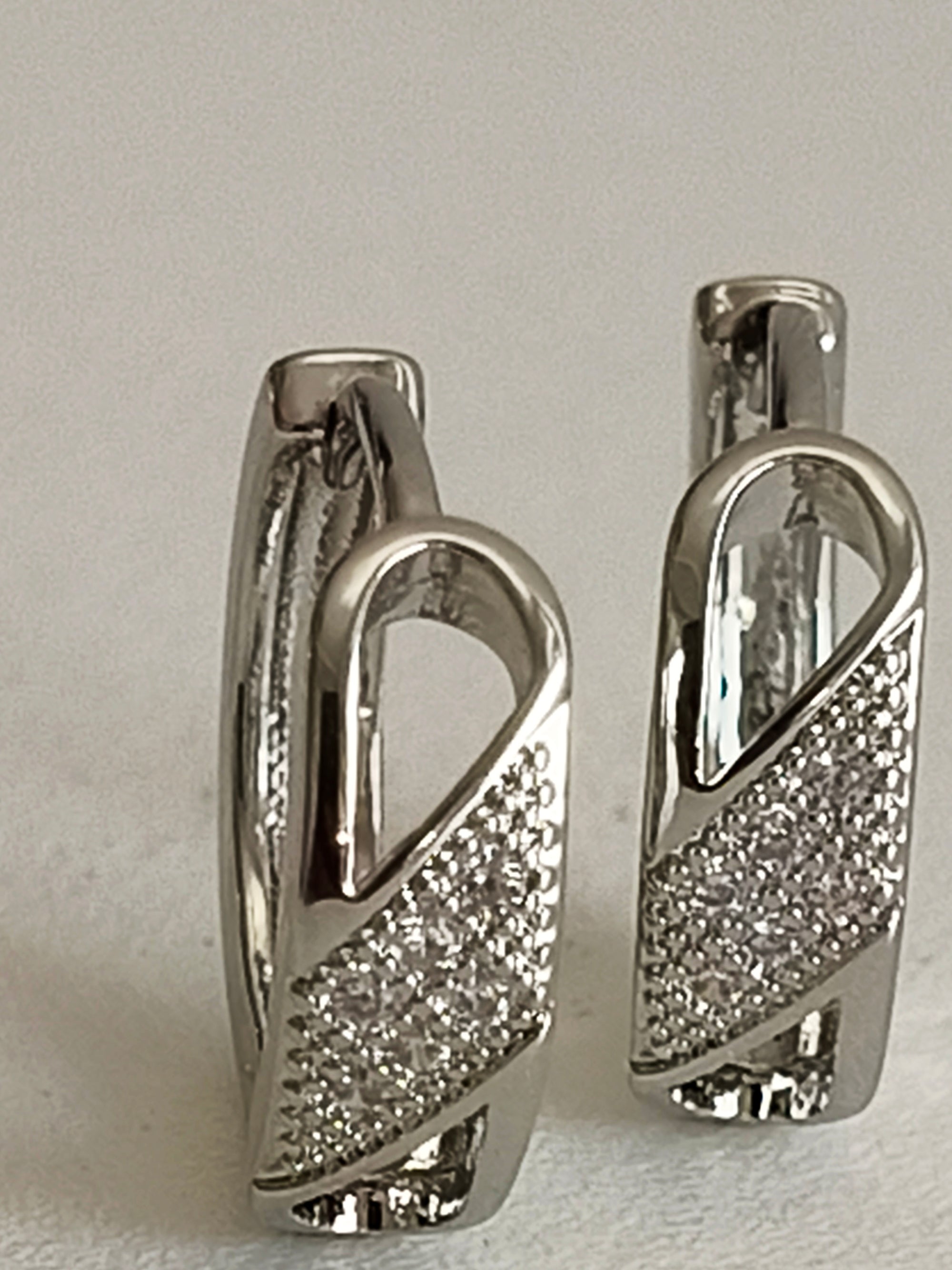 Brincos de argola em prata com zircônias