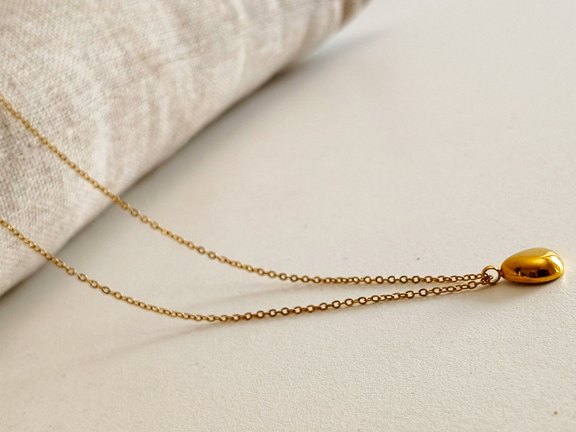 Colar com pendente em gota dourada
