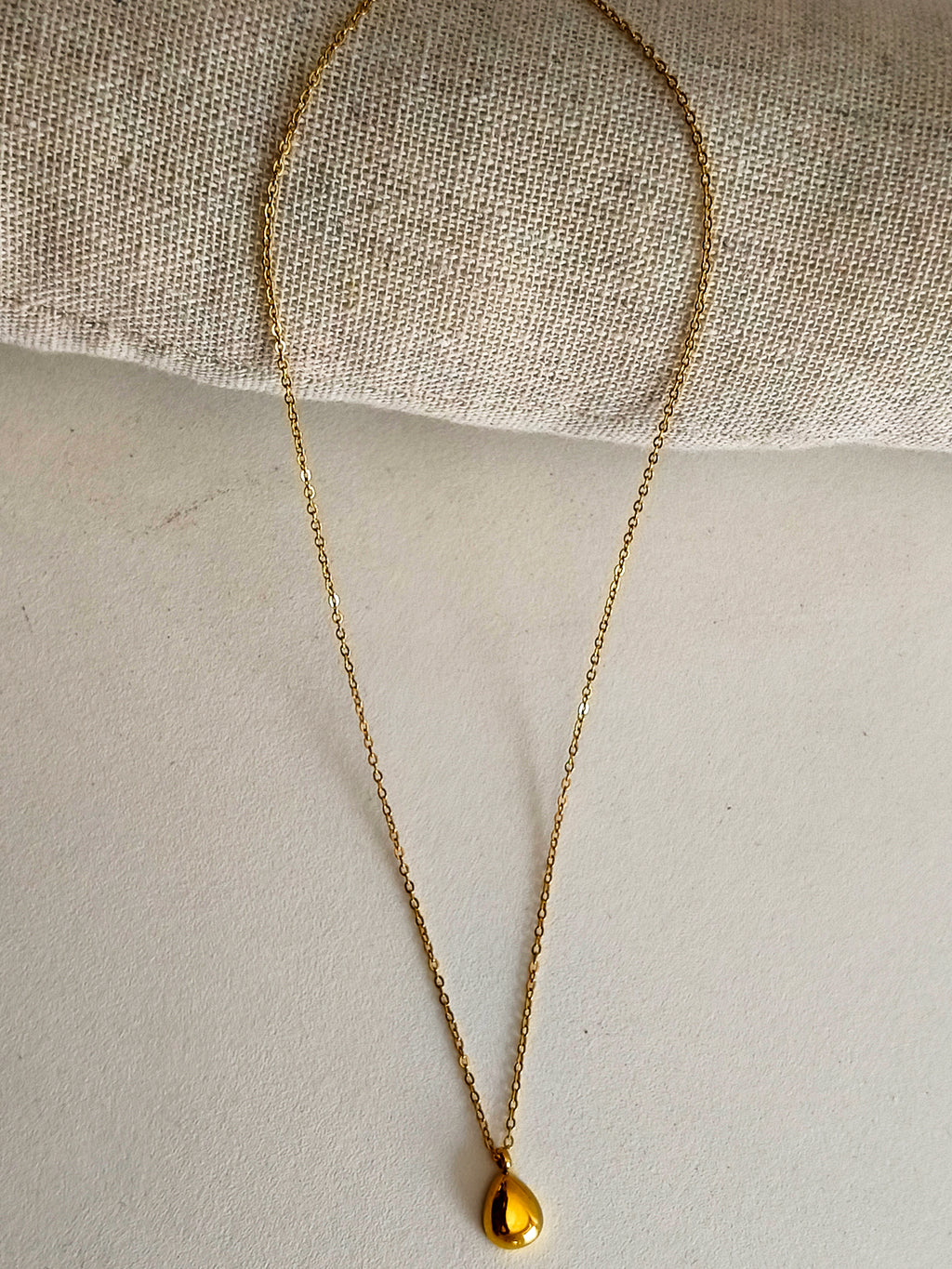 Colar com pendente em gota dourada