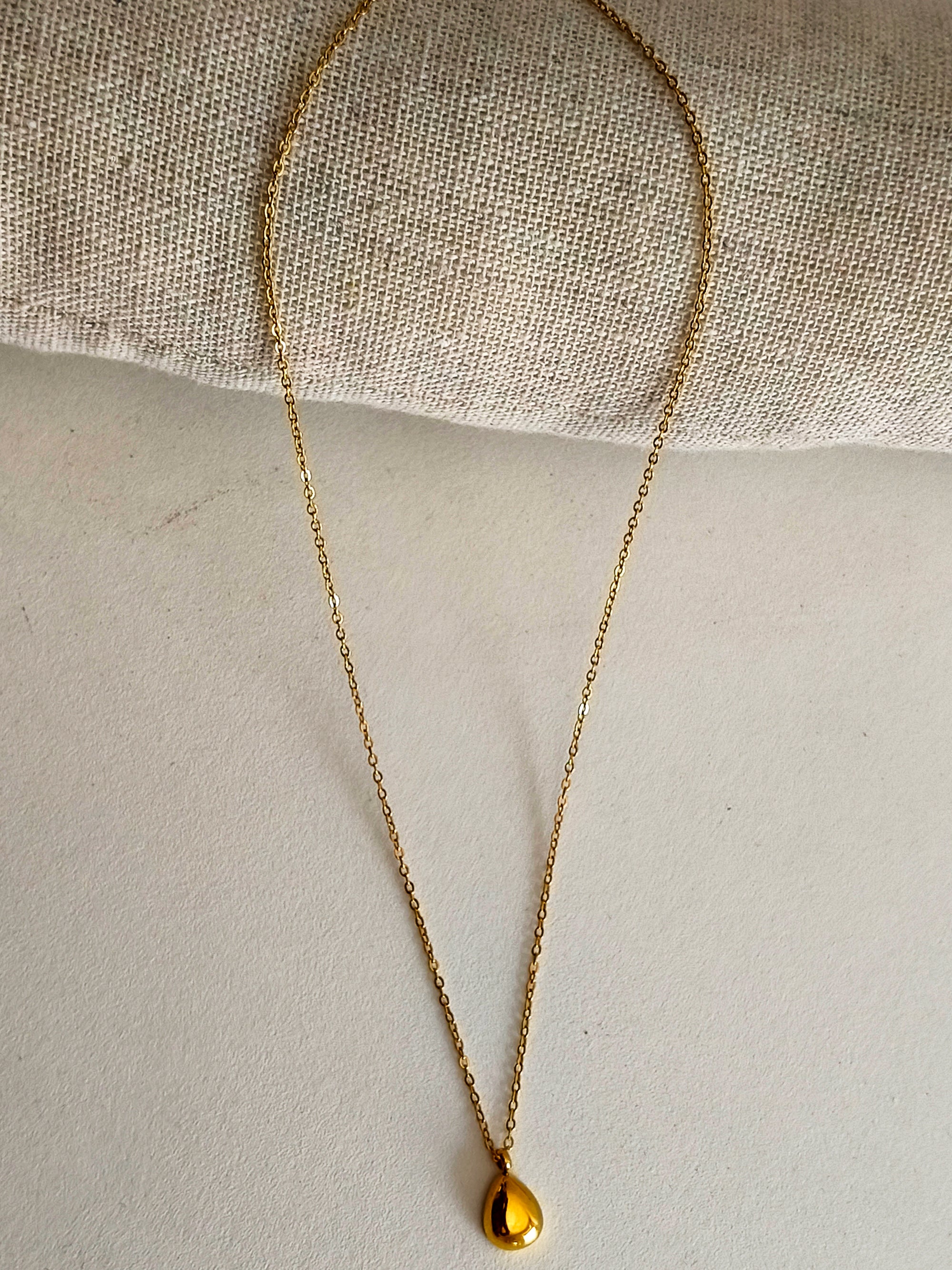 Colar com pendente em gota dourada