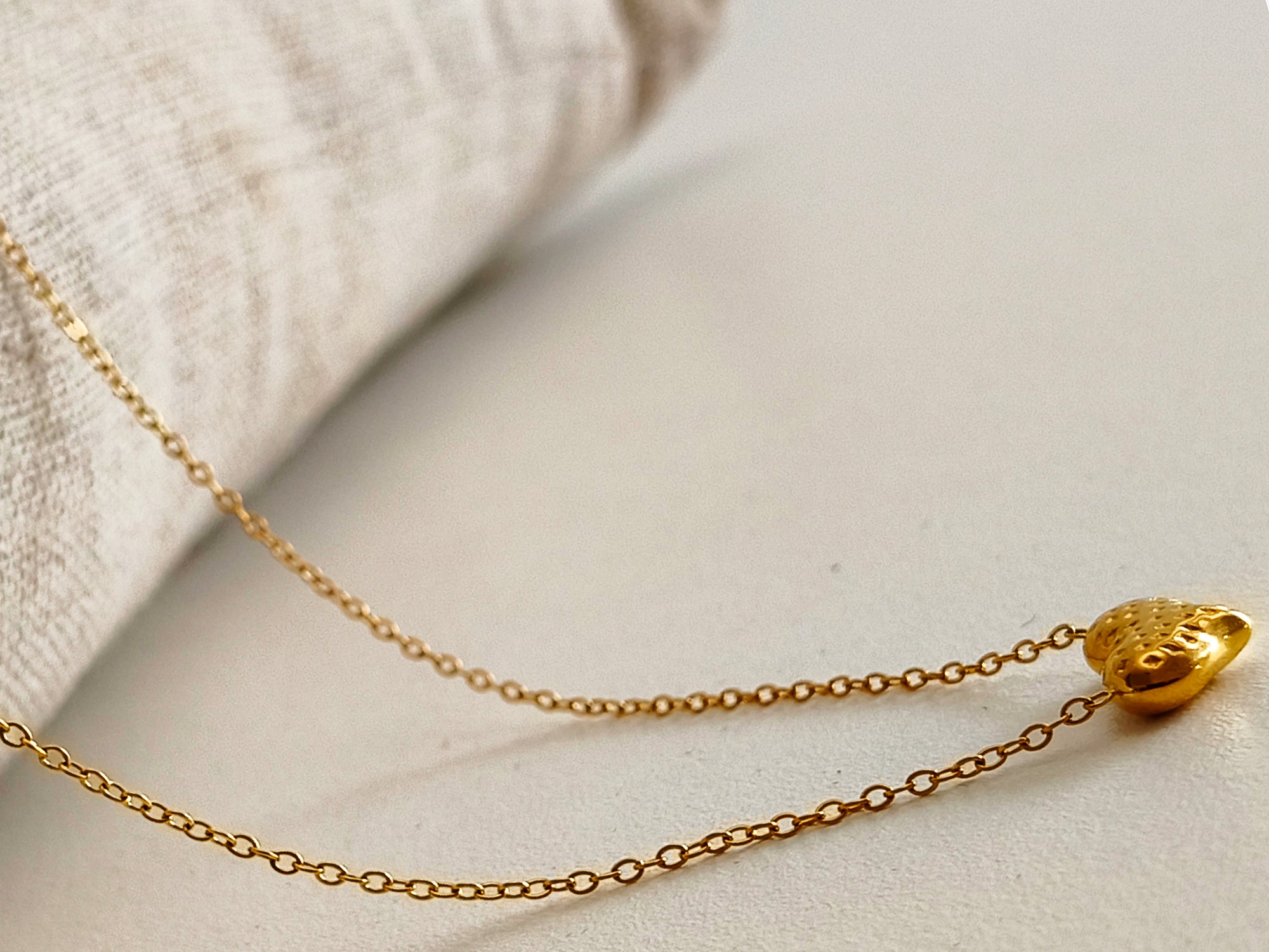 Colar com pendente em coração dourado