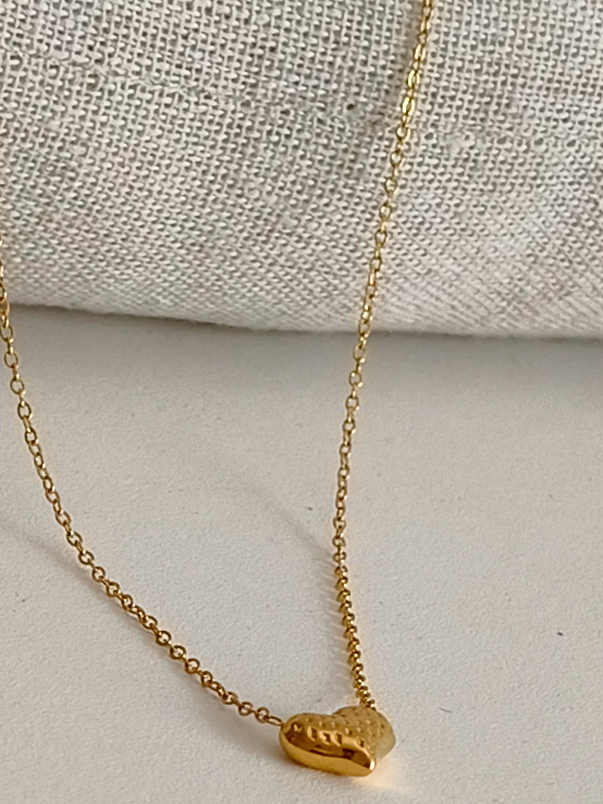 Colar com pendente em coração dourado