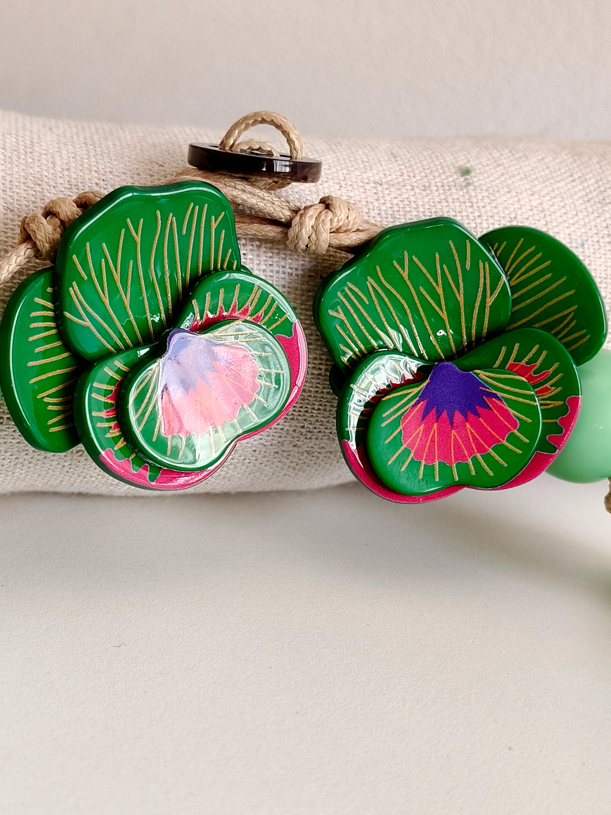 Colar de contas em verde esmeralda com brinco floral