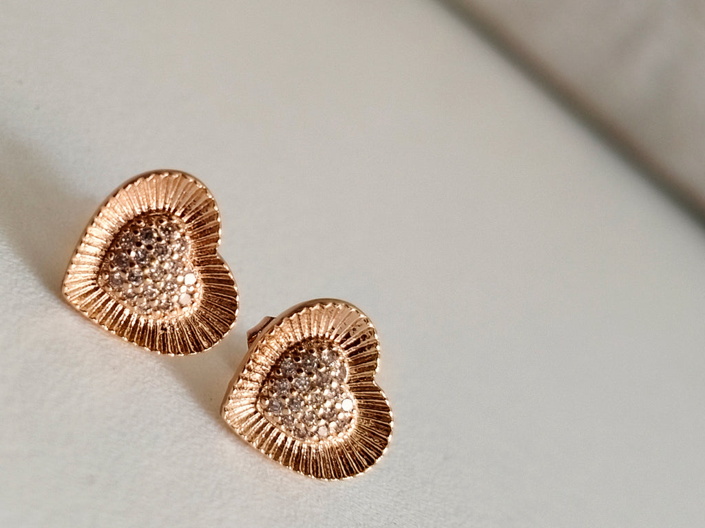 Brincos de coração com zircônias