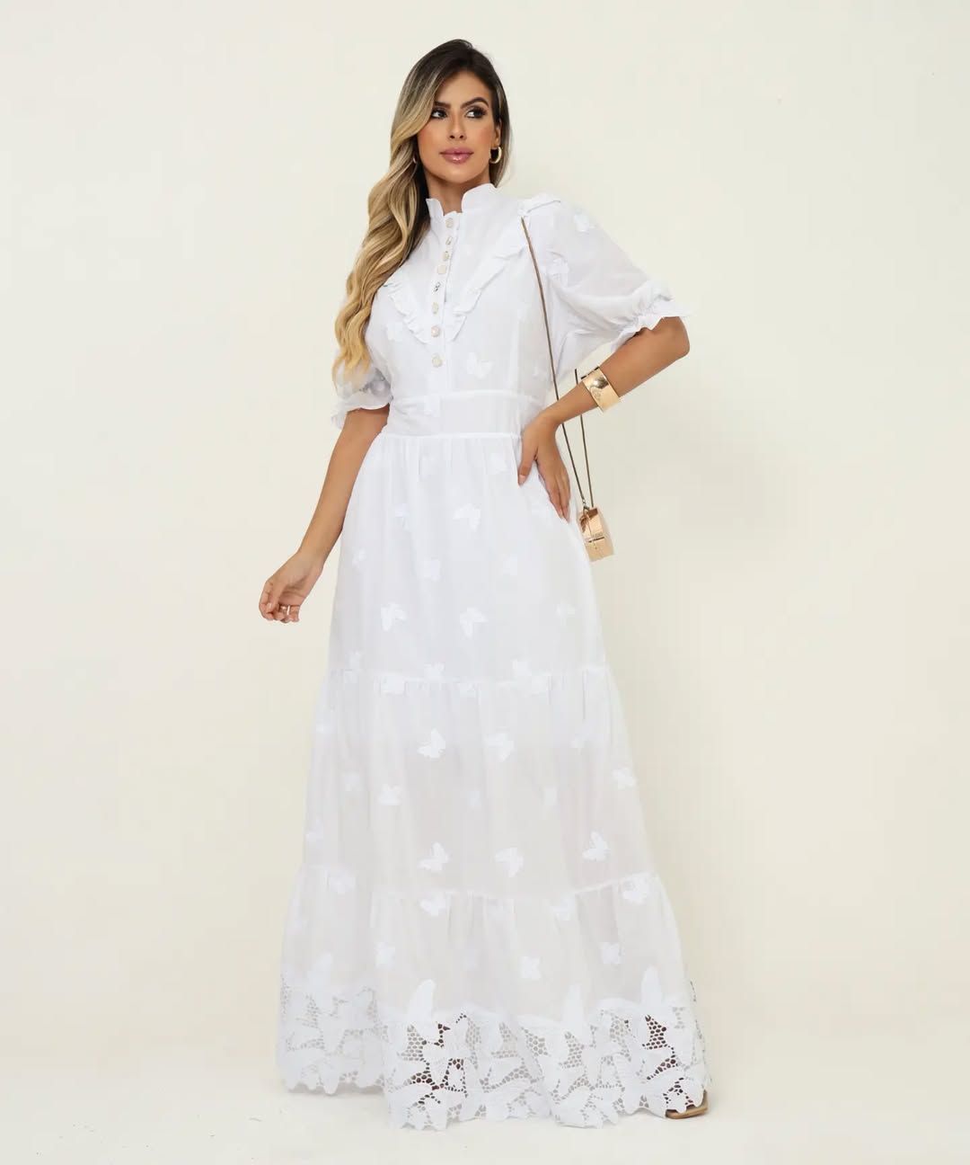 Vestido Longo Branco Bordado Elegante com Detalhes Românticos