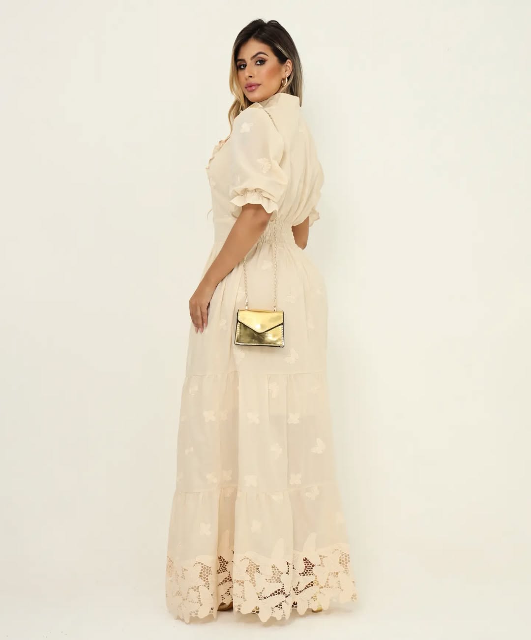 Vestido Longo Branco Bordado Elegante com Detalhes Românticos