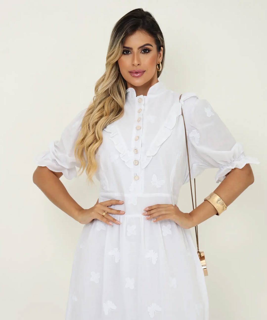 Vestido Longo Branco Bordado Elegante com Detalhes Românticos