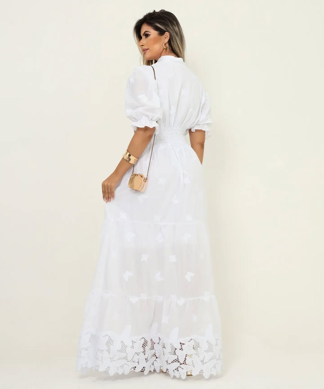 Vestido Longo Branco Bordado Elegante com Detalhes Românticos