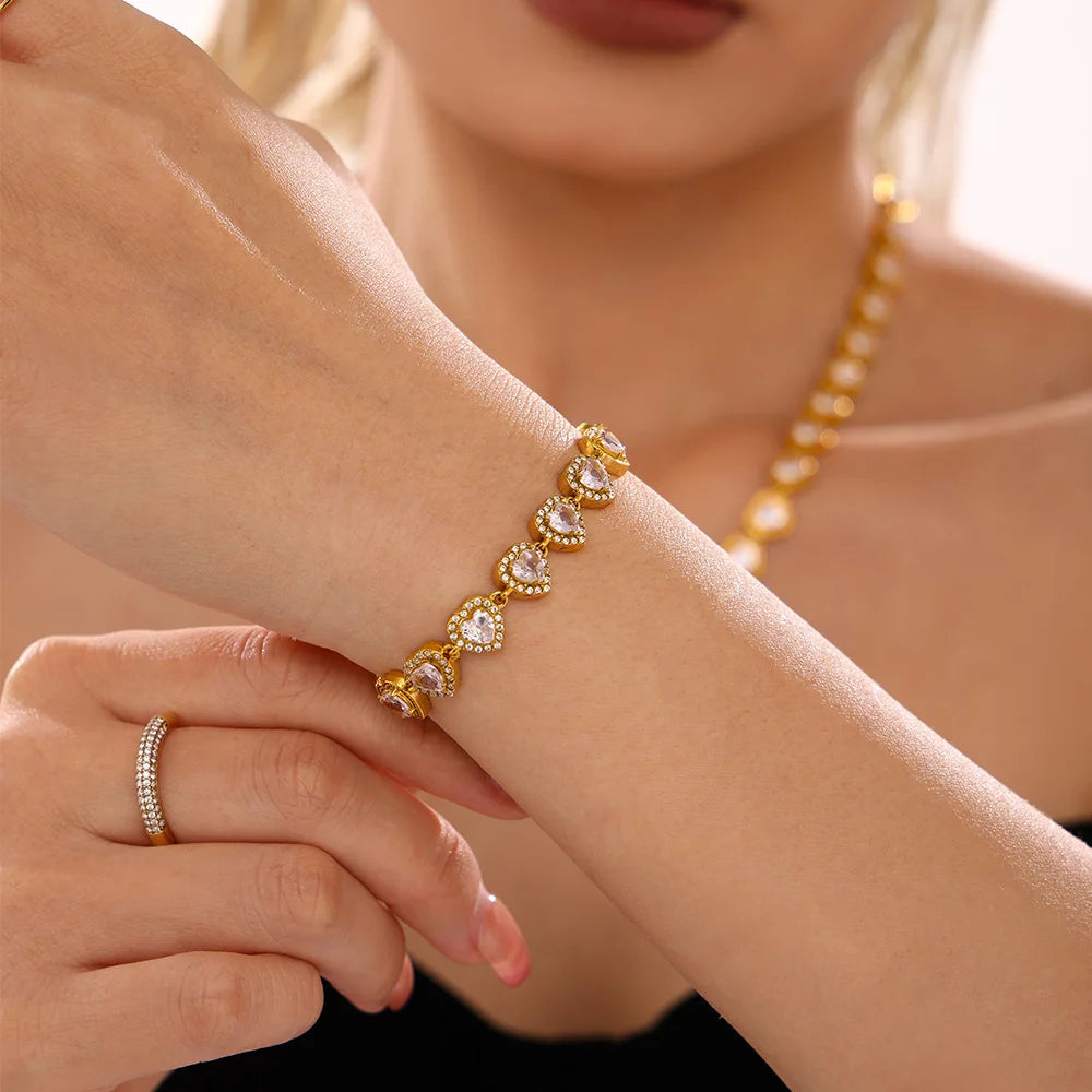 Conjunto Colar e Pulseira em Aço Inoxidável 18K Gold – Detalhe Coração com Zircônia