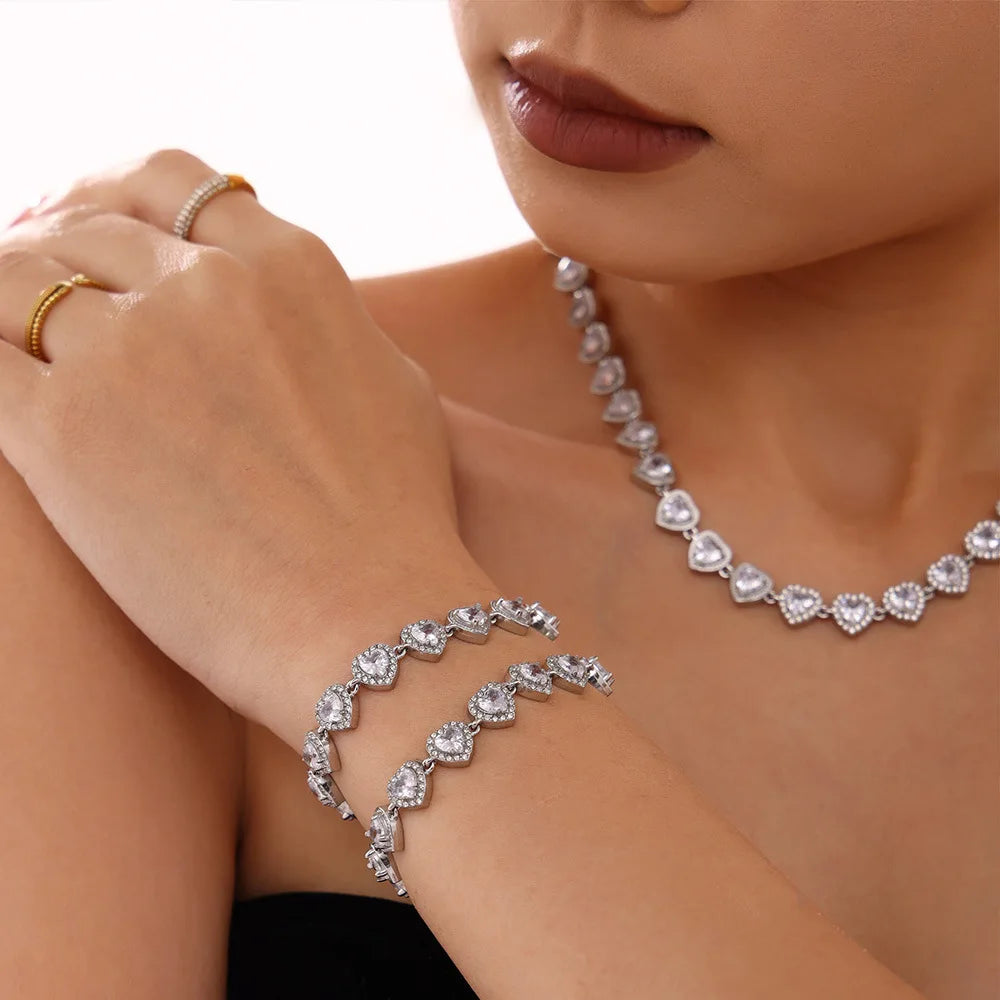 Conjunto Colar e Pulseira em Aço Inoxidável 18K Gold – Detalhe Coração com Zircônia