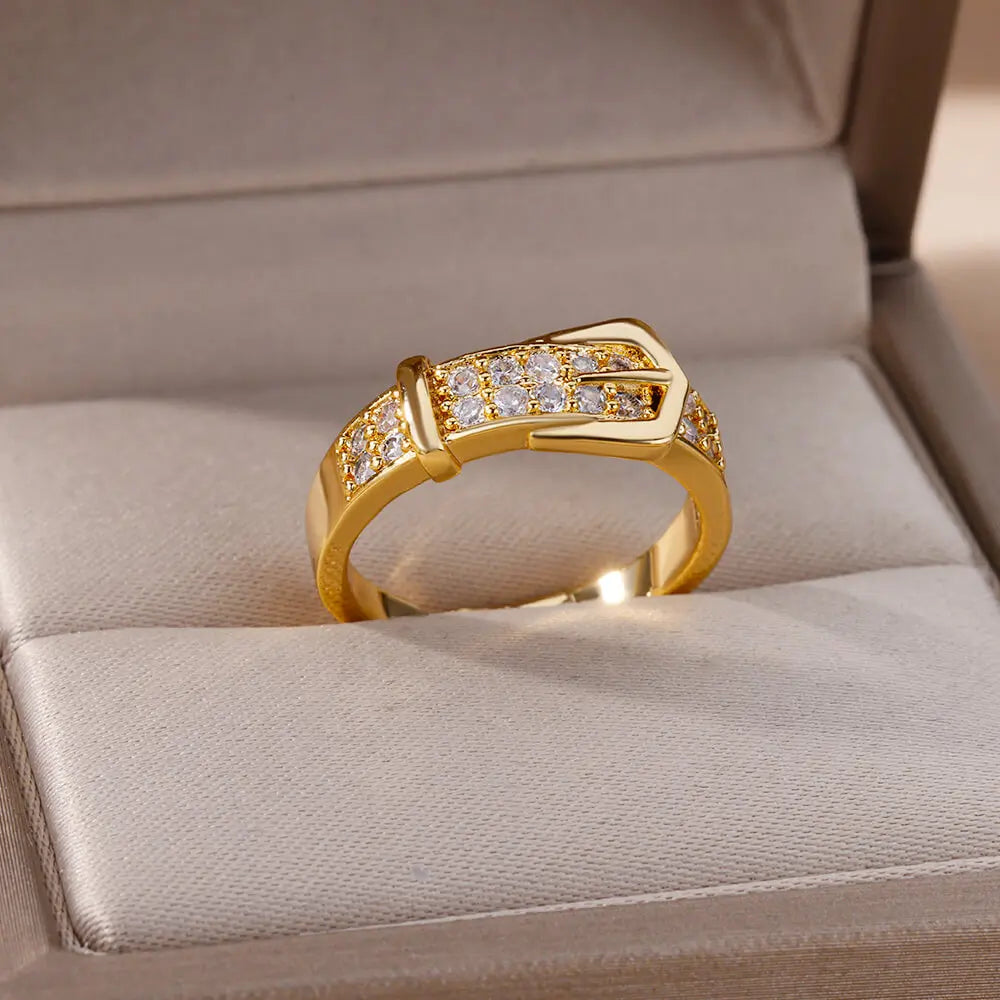 Anel Geométrico em Aço Inoxidável 18K Gold – Detalhe em Zircônia