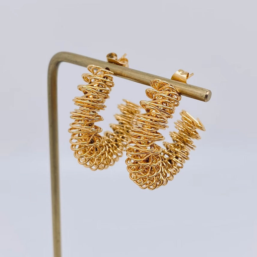 Brinco Argola Dourada com Design Espiral de Molas