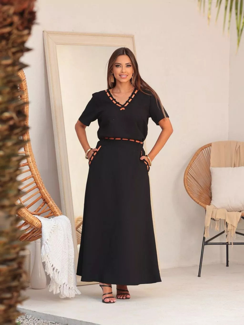 Conjunto lindo femenino con detalles de tira na blusa e saia, longa tecido alfaiataria amarante moda casual e evangelica