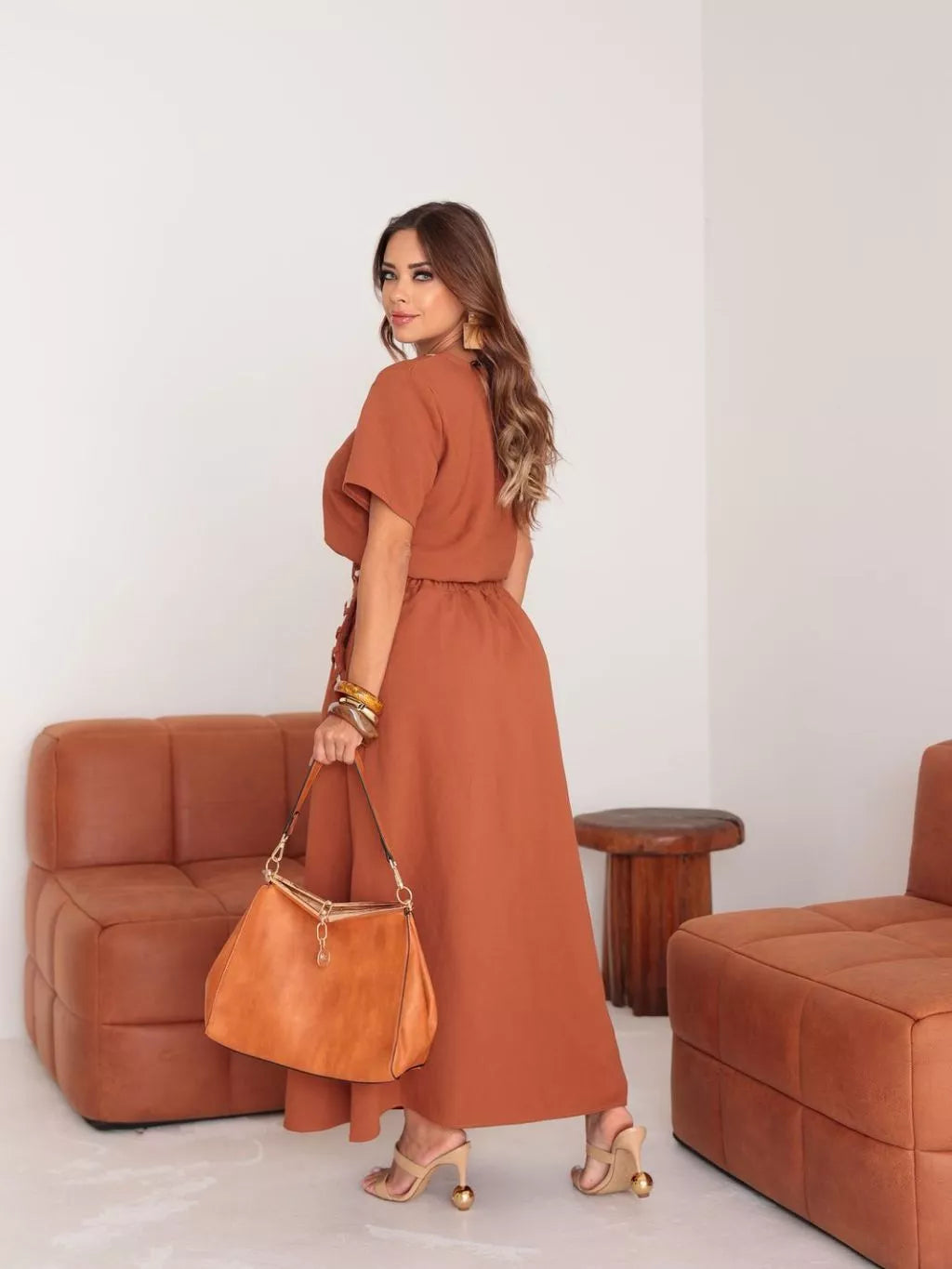 Conjunto lindo femenino con detalles de tira na blusa e saia, longa tecido alfaiataria amarante moda casual e evangelica