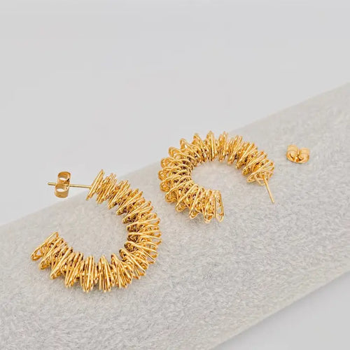 Brinco Argola Dourada com Design Espiral de Molas