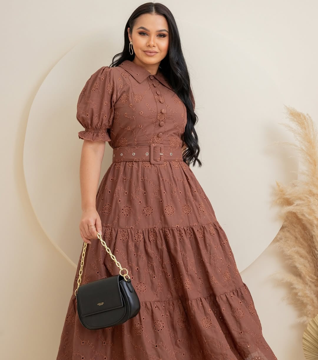 COLEÇÂO FLOREÇA 2025 Vestido Moda Evangélica Max Mídi Com Cinto 3 Marias Bordado