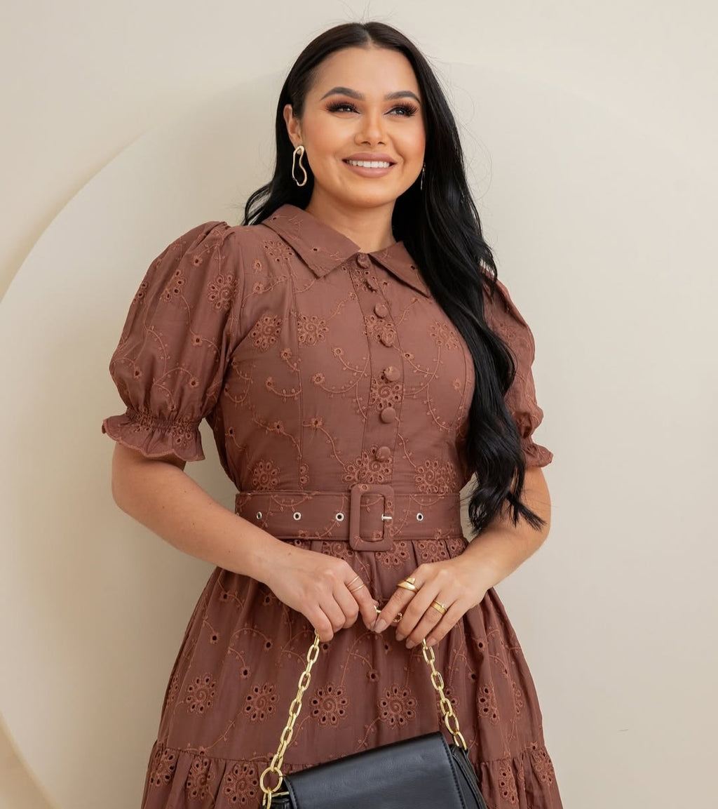 COLEÇÂO FLOREÇA 2025 Vestido Moda Evangélica Max Mídi Com Cinto 3 Marias Bordado